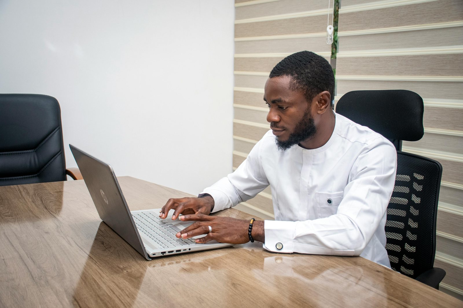 Professionnel utilisant un ordinateur portable