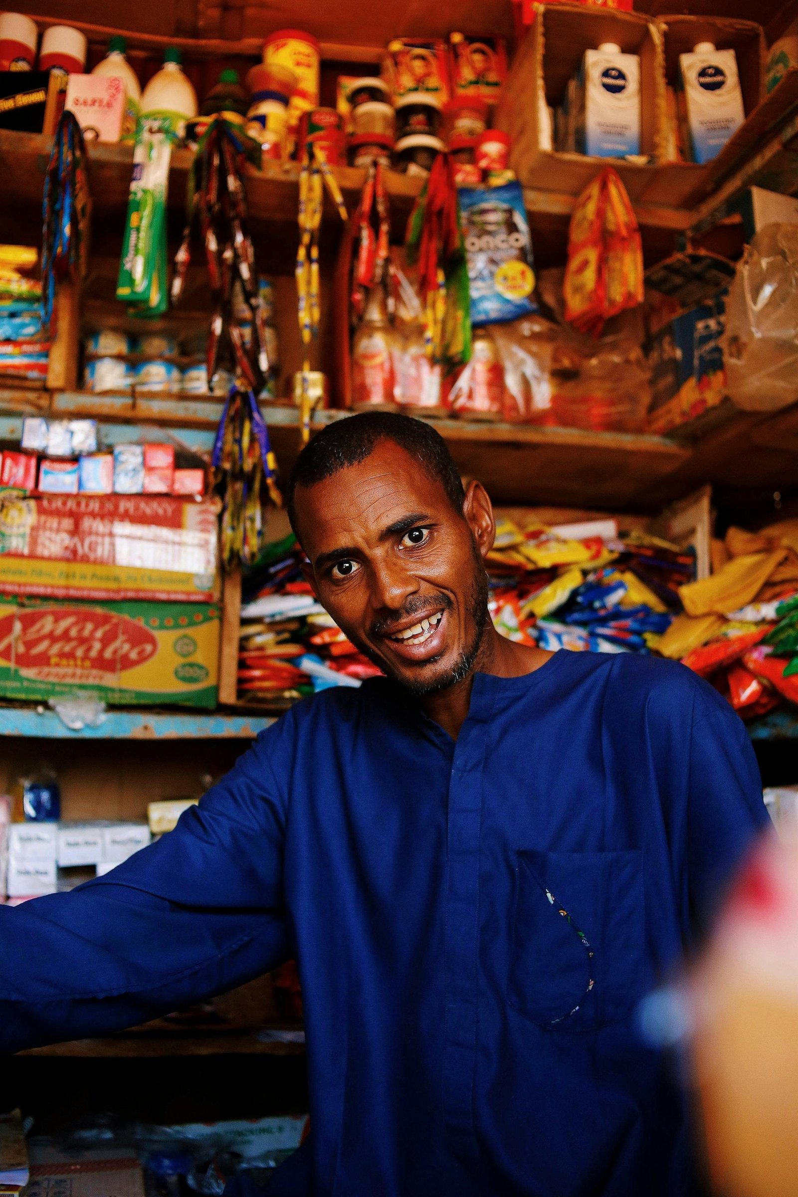 Commerçant dans une boutique locale